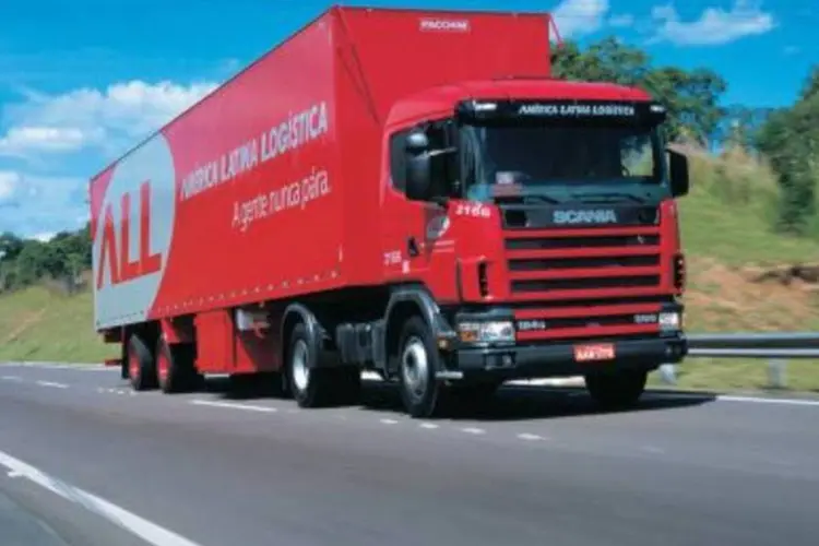 Caminhão da ALL em rodovia: companhia correu para reverter prejuízo de R$ 22,6 milhões sofrido um ano antes. (.)