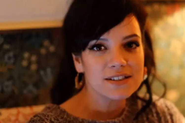 Lilly Allen em campanha de natal da John Lewis: cantora explica que as pessoas podem enviar suas próprias versões da música no YouTube (Reprodução)