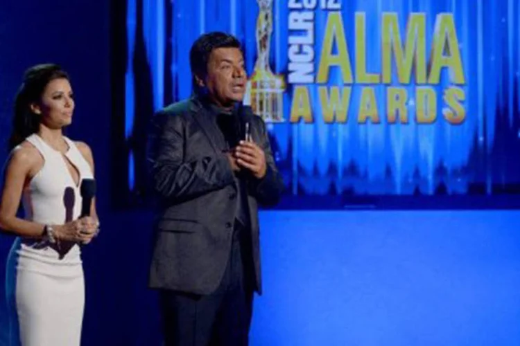Os apresentadores da premiação: a atriz Eva Longoria e o humorista George Lopez: a cantora Christina Aguilera, de pai equatoriano, recebeu um prêmio pela carreira (©AFP/Getty Images / Kevin Winter)