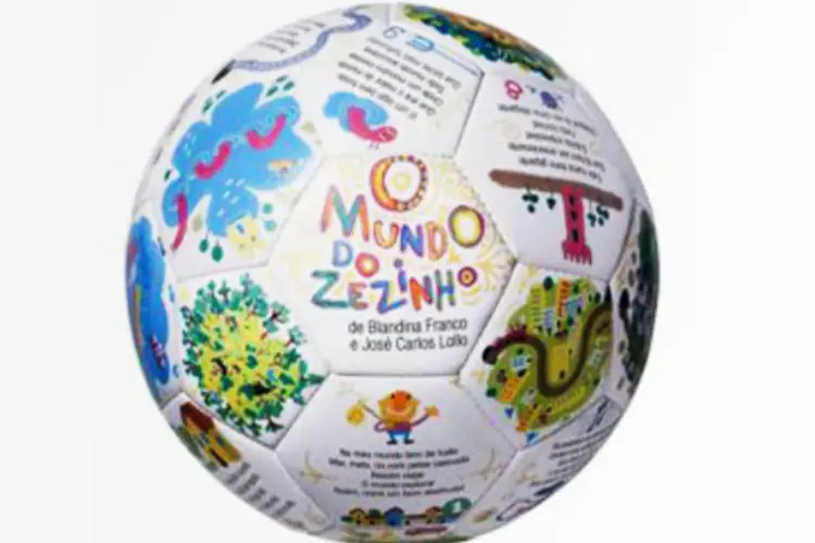 AlmapBBDO cria livro-bola infantil para ONG: ele conta a história do menino Zezinho, que um dia resolveu viajar e explorar o mundo (Divulgação)