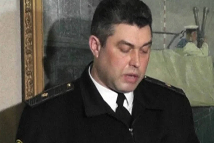 Contra-almirante Denis Berezovsky aparece em imagens de televisão jurando à autonomia da Crimeia em Sevastopol, na Ucrânia (Reuters TV/Reprodução)