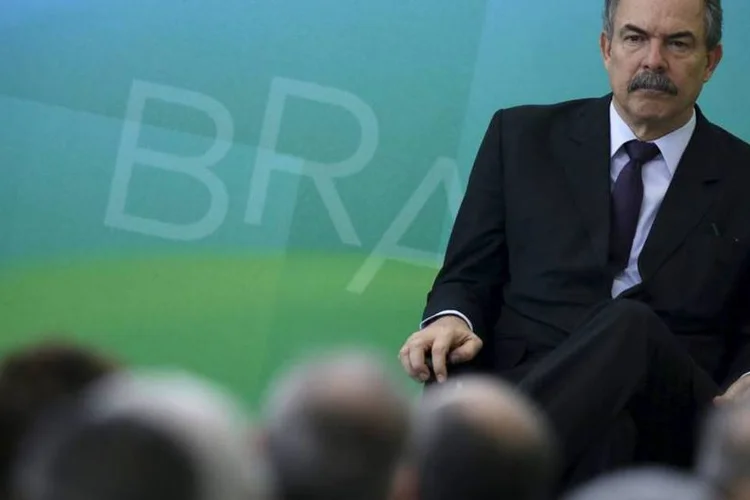 
	Aloizio Mercadante em Bras&iacute;lia: pedido para investiga&ccedil;&atilde;o na Lava Jato foi aceito; Aloysio Nunes e Fernando Haddad tamb&eacute;m ser&atilde;o investigados
 (Ueslei Marcelino/Reuters)