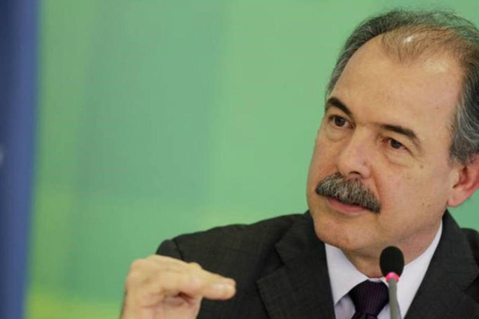 
	Ministro Aloizio Mercadante: &quot;O MEC reconhece que h&aacute; um grave problema fiscal e que temos que rediscutir o piso&quot;, disse
 (Ueslei Marcelino/Reuters)