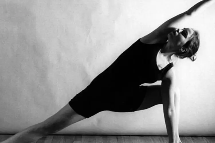 Mulher alongando e praticando Yoga (Stock.XCHNG)