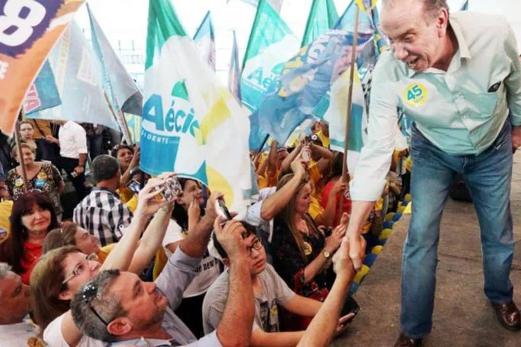 
	Candidato &agrave; vice-presid&ecirc;ncia pelo PSDB, Aloysio Nunes, cumprimenta eleitores durante encontro com lideran&ccedil;as pol&iacute;ticas do Pontal do Paranapamena
 (Orlando Brito/Coligação Muda Brasil/Divulgação)