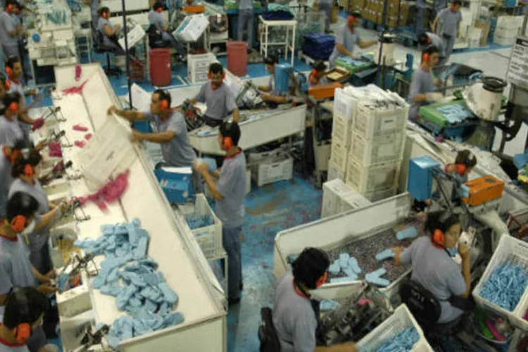 
	Linha de produ&ccedil;&atilde;o de sand&aacute;lias Havaianas, na f&aacute;brica da S&atilde;o Paulo Alpargatas: as aquisi&ccedil;&otilde;es t&ecirc;m por objetivo a aplica&ccedil;&atilde;o dos recursos dispon&iacute;veis em caixa
 (Divulgação)