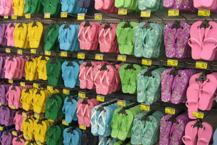 
	Havaianas, da Alpargatas: receita l&iacute;quida na mesma base de compara&ccedil;&atilde;o apresentou expans&atilde;o de 8,9%, de R$ 794,2 milh&otilde;es para R$ 865 milh&otilde;es
 (Kai Hendry/Wikimedia Commons)