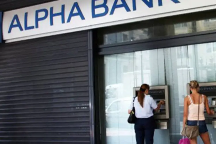 
	Alpha Bank: Cerca de &euro; 70 milh&otilde;es ir&atilde;o para o Banco do Pireu, &euro; 65 milh&otilde;es para o Alpha, a mesma quantia para o Eurobank, e &euro; 50 milh&otilde;es para o Banco Nacional da Gr&eacute;cia
 (Angelos Tzortzinis/AFP)