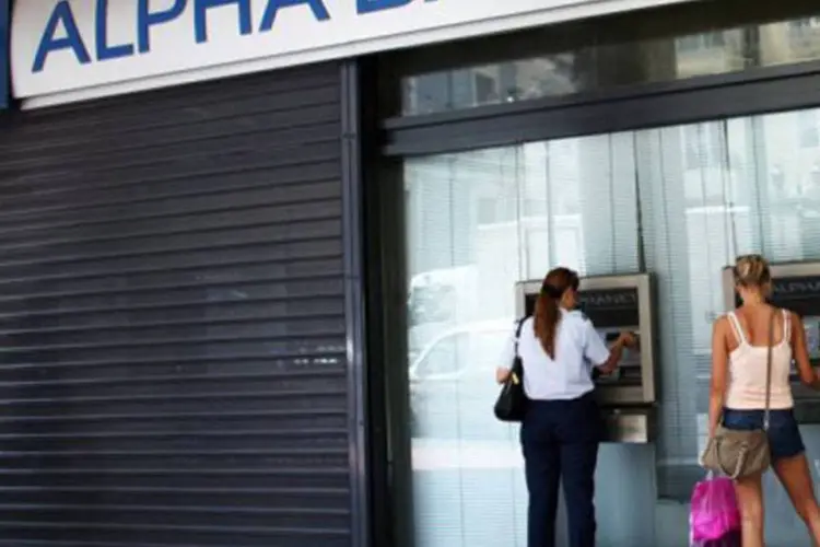 Alpha Bank é um dos bancos que irão apresentar os resultados anuais após o fechamento do mercado em Atenas, às 11h30 (Angelos Tzortzinis/AFP)