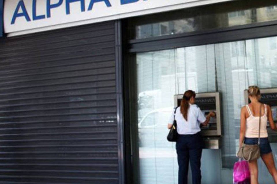 S&P reduz em três graus classificação de quatro bancos gregos