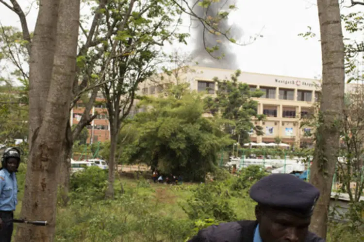 Fumaça sai de shopping nem Nairóbi, no Quênia: jornalistas foram reposicionados e deixaram de ter uma vista livre do shopping, mas conseguiam enxergar o perímetro do local (Siegfried Modola/Reuters)