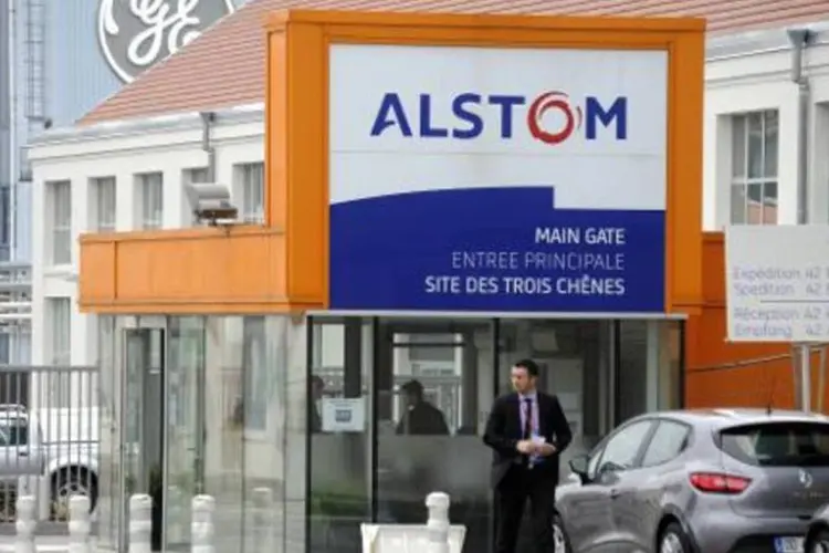 Logo do grupo francês Alstom e, ao fundo, o do conglomerado americano General Electric (GE), em 29 de abril de 2014 (Sebastien Bozon/AFP)