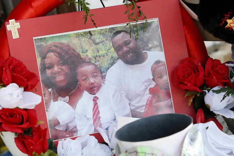 
	Alton Sterling: &quot;Responder &agrave; viol&ecirc;ncia com mais viol&ecirc;ncia n&atilde;o &eacute; uma solu&ccedil;&atilde;o&quot;, afirmaram os familiares
 (Jonathan Bachman / Reuters)