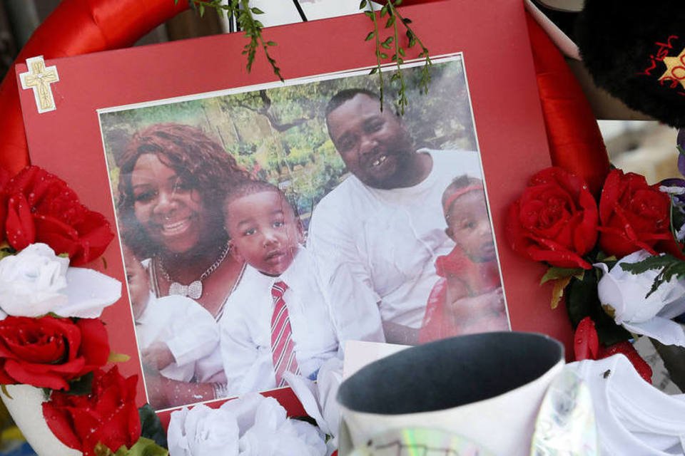 Família de negro morto por policiais pede calma após ataque