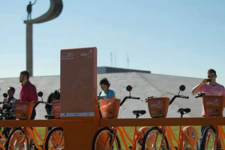
	Projeto Bike Bras&iacute;lia: &ldquo;A gente est&aacute; aqui, por um lado, celebrando os benef&iacute;cios do uso da bicicleta e, por outro, lembrando as v&iacute;timas do tr&acirc;nsito&rdquo;, disse conselheira da Rodas da Paz
 (Marcelo Camargo/Agência Brasil)