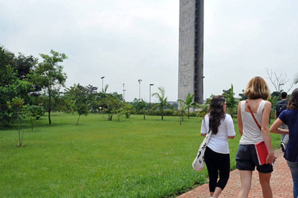 Grevistas fazem USP mudar local da feira de profissões