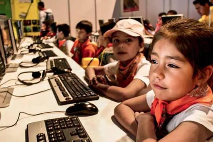 
	Crian&ccedil;as em escola usando o computador: pesquisa procurou os riscos que os jovens enfrentam on-line
 (Notimex/AFP Photo)