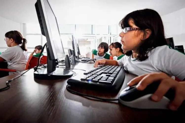 
	Alunos usam computadores em escola de S&atilde;o Caetano do Sul
 (Germano Lüders/EXAME.com)