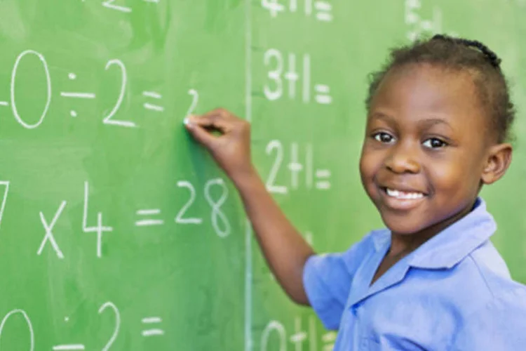 
	Crian&ccedil;a faz atividade na escola:&nbsp;Os recursos do programa ser&atilde;o aplicados na inclus&atilde;o da tem&aacute;tica socioambiental no projeto pol&iacute;tico-pedag&oacute;gico da escola.
 (GettyImages/Reprodução)