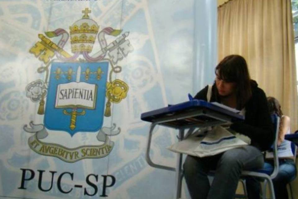 Estudantes da PUC-SP fazem ato contra violência policial