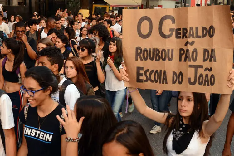 
	Alunos de escolas t&eacute;cnicas estaduais fazem manifesta&ccedil;&atilde;o contra a falta de merenda
 (Rovena Rosa/Agência Brasil)