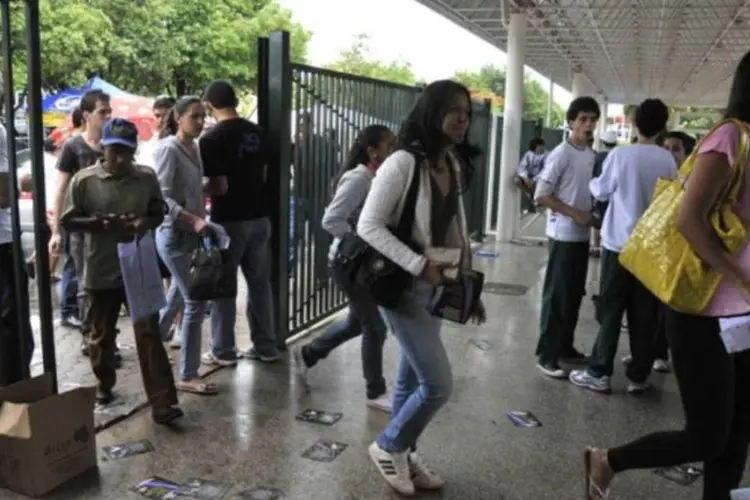Entudantes foram com várias horas de antecedência ao local das provas para encontrar a sala (José Cruz/AGÊNCIA BRASIL)