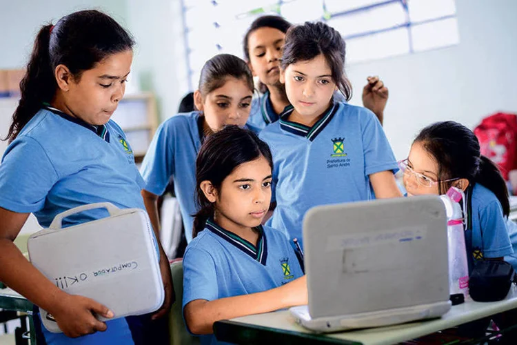 
	Alunos usam computador em sala de aula: realidade n&atilde;o &eacute; a mesma em col&eacute;gios p&uacute;blicos e particulares
 (Alexandre Battibugli / EXAME)