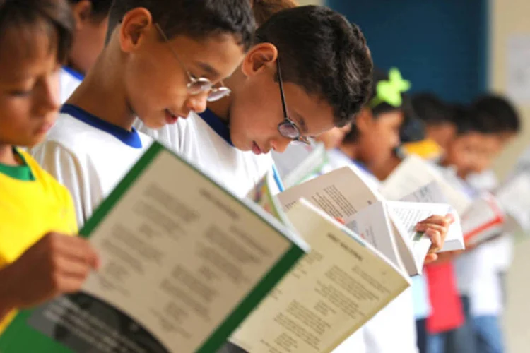 Alunos do ensino público: pesquisa analisou notas de desempenho de escolas do campo e dos centros urbanos (Marcello Casal Jr/Agência Brasil)