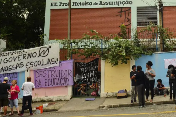 
	Alunos ocupam a EE Helo&iacute;sa de Assump&ccedil;&atilde;o em Osasco: e acordo com a Secretaria Estadual de Educa&ccedil;&atilde;o, a diretoria de ensino da cidade tenta negociar com os manifestantes
 (Rovena Rosa/ Agência Brasil)