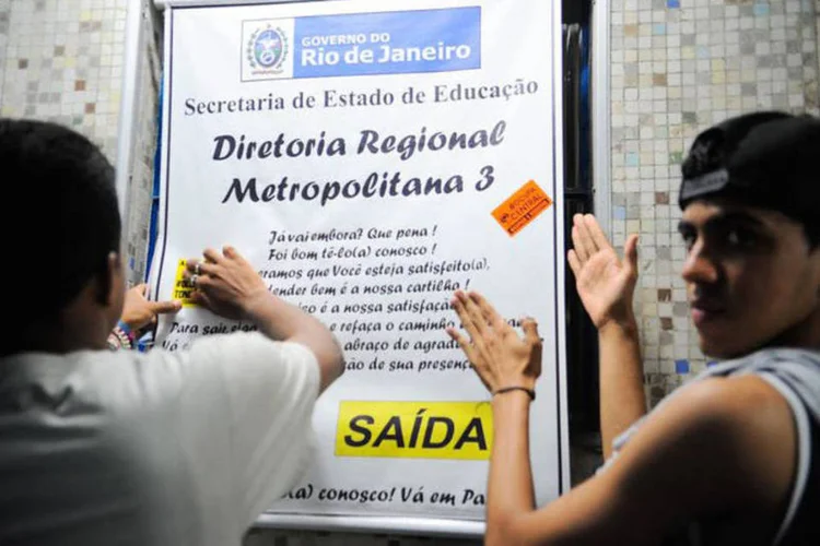 
	Secretaria de Educa&ccedil;&atilde;o: a secretaria tem reagido &agrave; ocupa&ccedil;&atilde;o das escolas organizando, por meio das dire&ccedil;&otilde;es metropolitanas, os movimentos &ldquo;desocupa&rdquo;
 (Fernando Frazão/Agência Brasil)