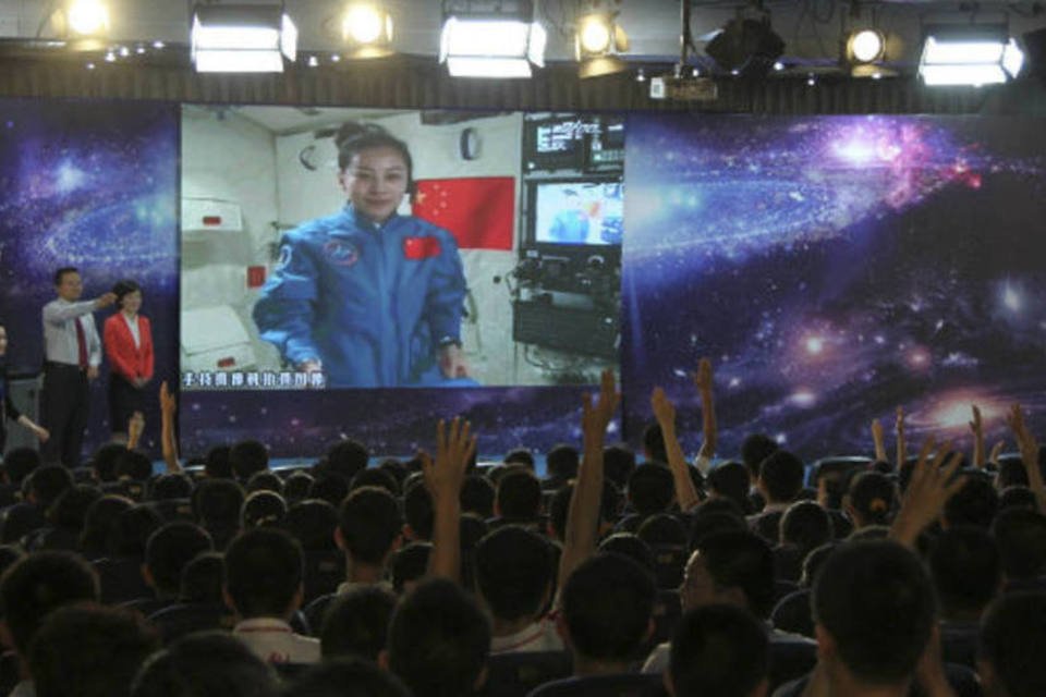 Astronauta chinesa dá aula no espaço para crianças do país