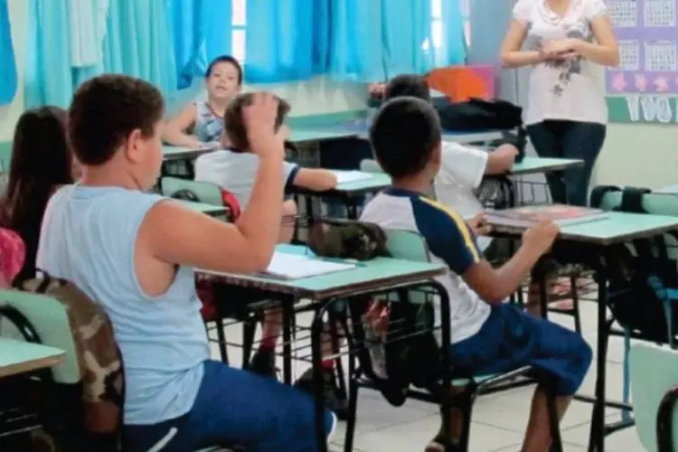 
	Crian&ccedil;as em sala de aula: a suspens&atilde;o atinge as atividades externas do conselho, como o acompanhamento de &oacute;rg&atilde;os municipais e estaduais na formula&ccedil;&atilde;o de pol&iacute;ticas p&uacute;blicas.
 (Reprodução Relatório Excelência com Equidade, da Fundação Lemann e Itaú BBA)