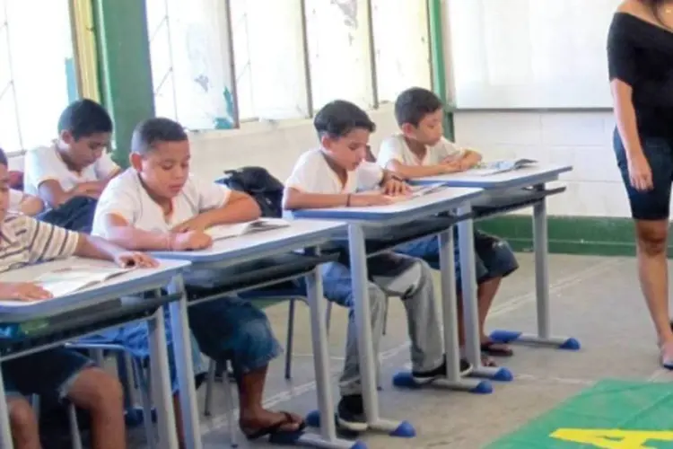 
	Ensino Fundamental:base curricular prepara conte&uacute;dos m&iacute;nimos para serem ministrados a alunos de todo o pa&iacute;s, reduzindo as desigualdades de ensino.
 (Reprodução Relatório Excelência com Equidade, da Fundação Lemann e Itaú BBA)