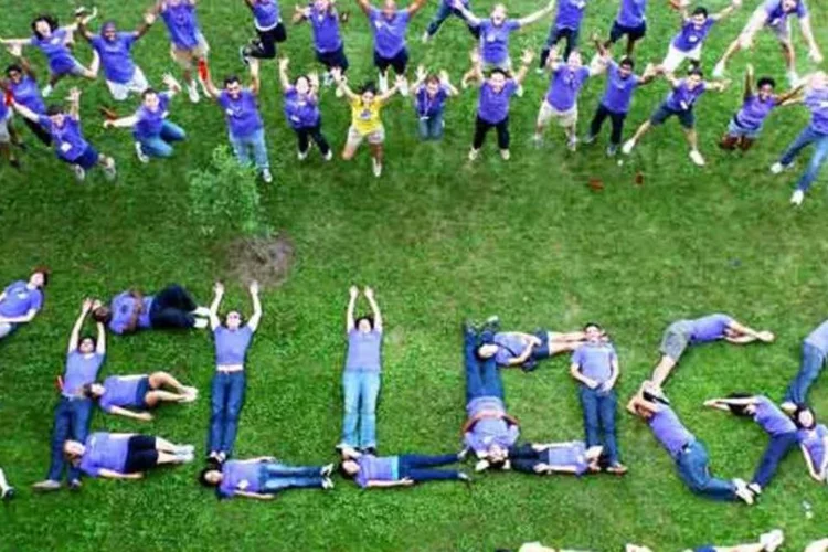 Alunos da turma de 2013 do MBA de Kellogg: um MBA no exterior vai além do conteúdo acadêmico das aulas (Divulgação)