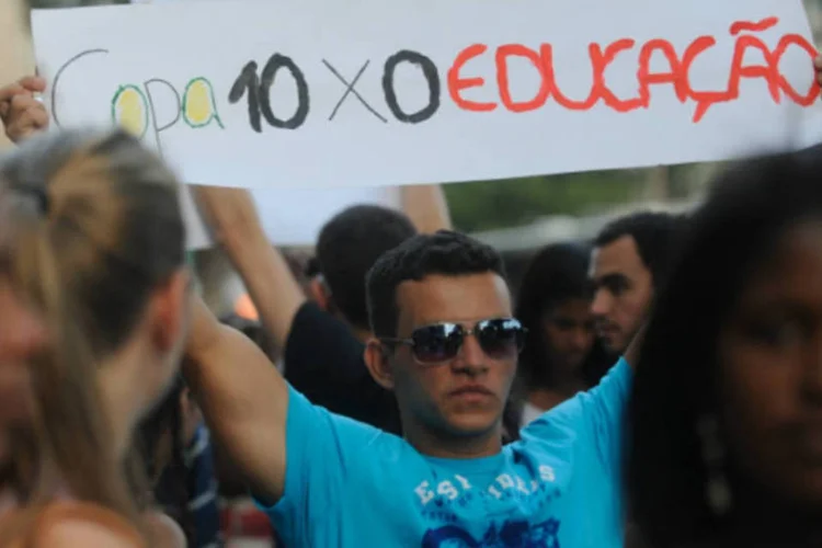 
	Alunos da Gama Filho e da UniverCidade protestam: o MEC garantiu que todos os matriculados das duas institui&ccedil;&otilde;es do Rio ser&atilde;o transferidos sem passar por um novo processo seletivo
 (Fernando Frazão/Agência Brasil)
