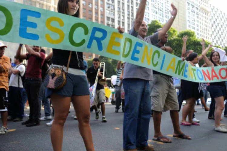 
	Alunos da Universidade Gama Filho e da UniverCidade marcham em protesto na Avenida Presidente Vargas, no centro
 (Fernando Frazão/Agência Brasil)