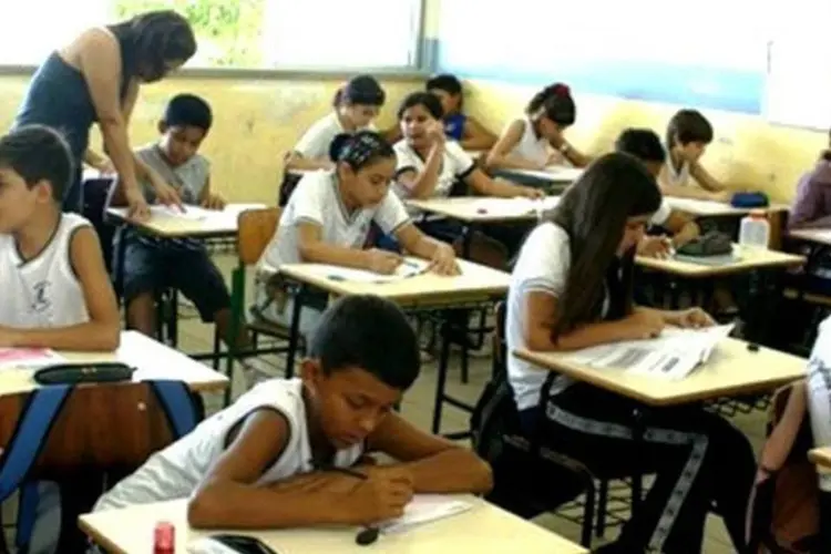 
	Alunos em sala de aula: os estudantes que come&ccedil;aram a frequentar as salas hoje contam com orienta&ccedil;&atilde;o da Vigil&acirc;ncia Sanit&aacute;ria sobre os cuidados com o calor (ASCOM/SEED Roraima)