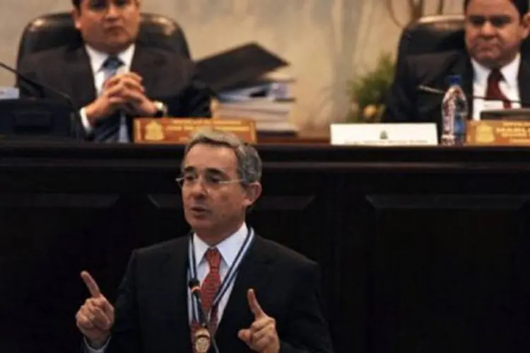 Alvaro Uribe, ex-presidente colombiano, negociou em 2009 um acordo militar com Washington "ante uma possível agressão" da Venezuela (Orlando Sierra/AFP)