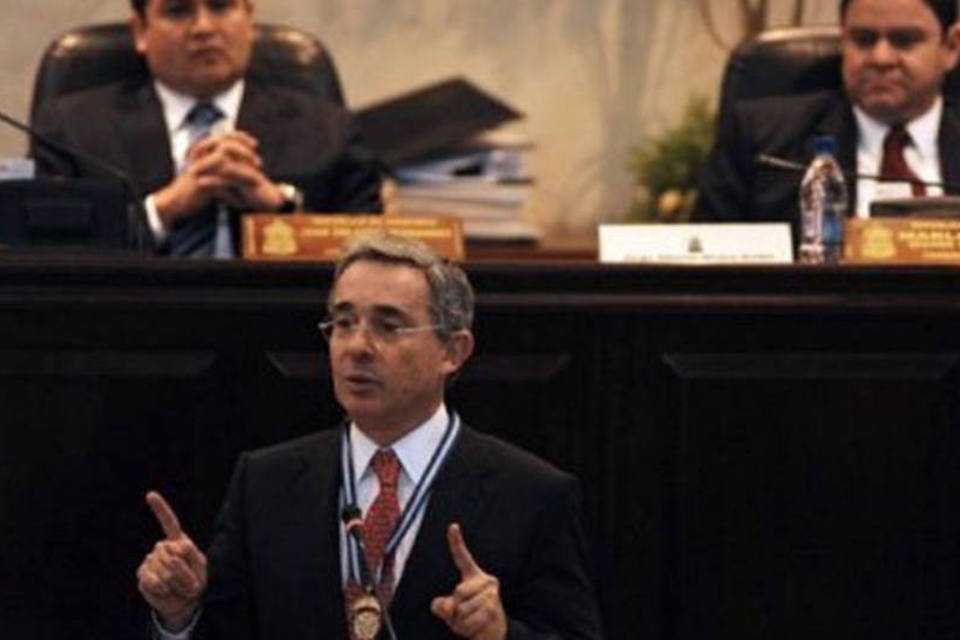 Uribe negociou acordo militar com EUA para dissuadir Chávez