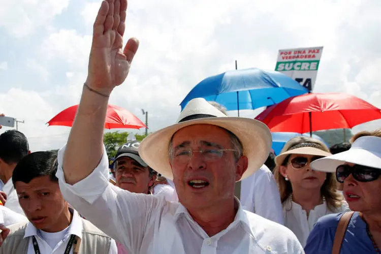 
	Uribe em protesto: pelo acordo, aqueles que confessarem seus crimes a um tribunal especial poder&atilde;o evitar a pris&atilde;o e receber penas alternativas
 (John Vizcaino/Reuters)