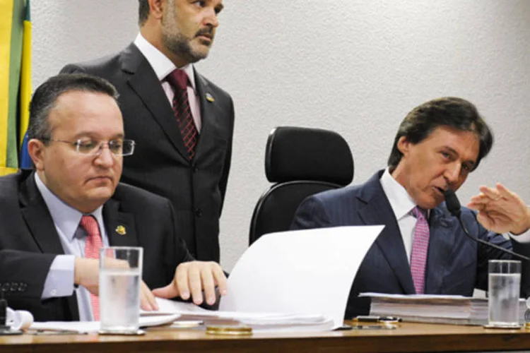 Os senadores (E) Pedro Taques e Eunício Oliveira, presidente da CCJ, durante a leitura do relatório sobre o parecer do Conselho de Ética que indica a cassação de Demóstenes (Marcos Oliveira/Agência Senado)