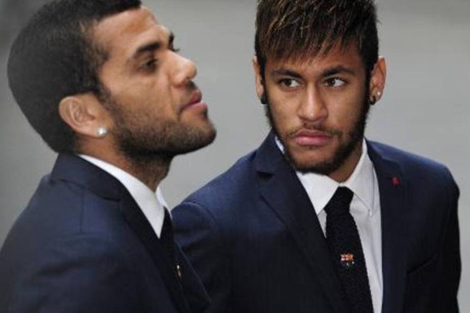 Daniel Alves e Neymar: Alves tem sido bastante criticado nos últimos meses (Josep Lago/AFP)