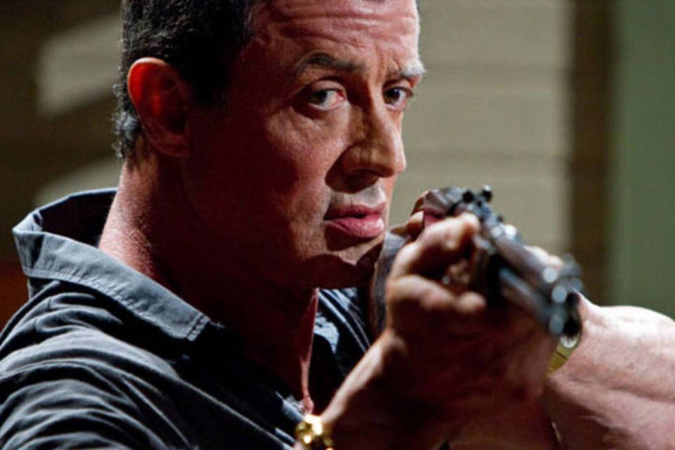 Sylvester Stallone quebra tudo no filme de ação “Alvo duplo”