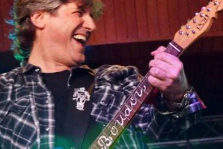 Amado Boudou toca guitarra em show realizado em San Rafael (AFP)