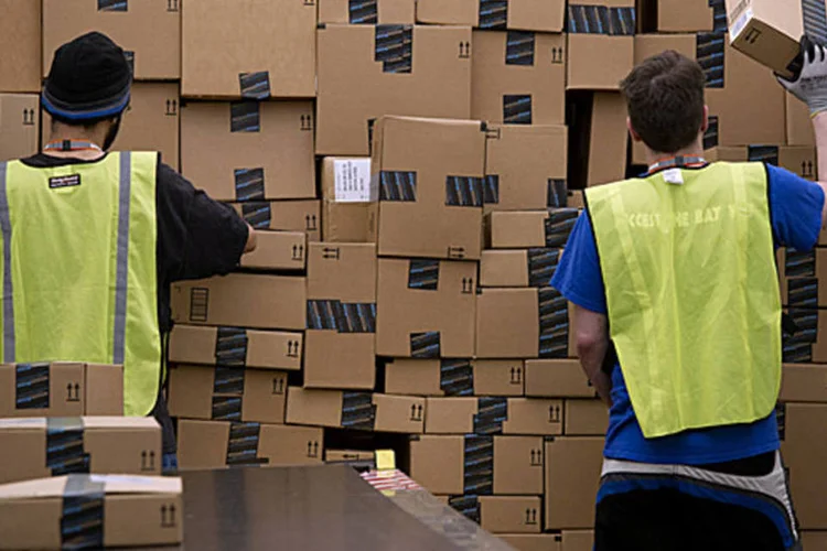 
	Trabalhadores em um dos galp&otilde;es da Amazon: sspecula&ccedil;&otilde;es sobre planos para um servi&ccedil;o de TV cresceu antes da coletiva de imprensa marcada para pr&oacute;xima semana
 (Bloomberg)