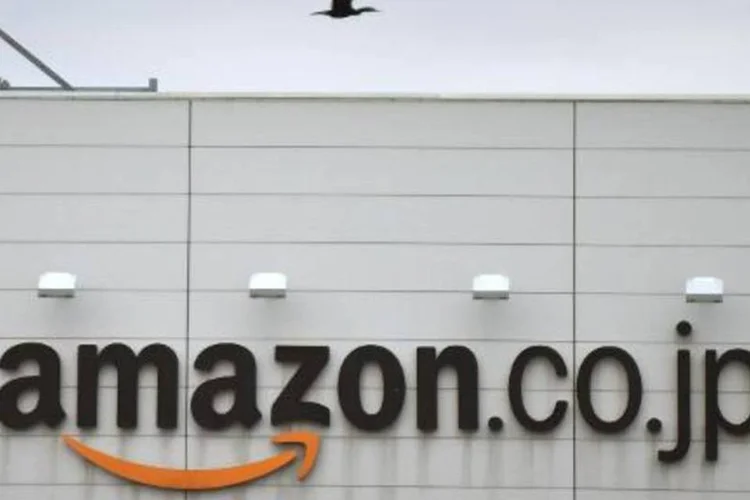 Logo da Amazon Japão na fachada da companhia em Ichiwaka, Chiba: local foi inspecionado na última sexta-feira pelas forças de ordem (Kazuhiro Nogi/AFP)