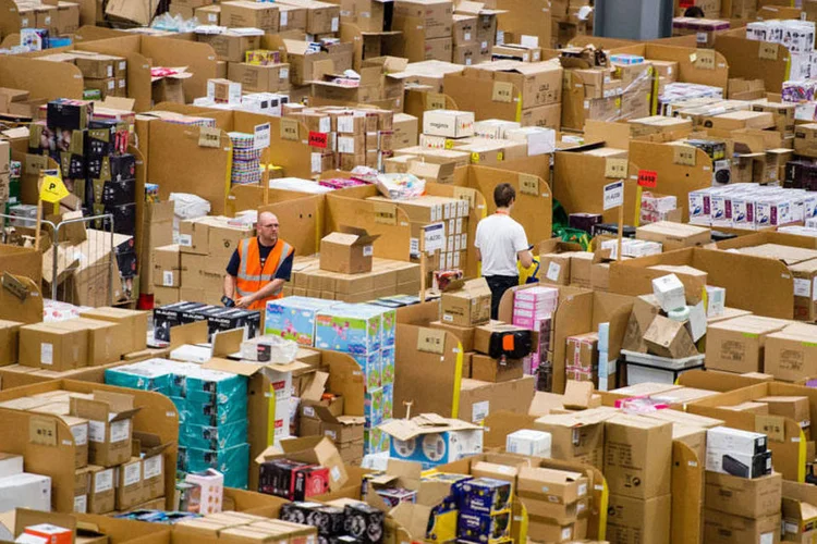 
	Dep&oacute;sito da Amazon: ela exibe v&iacute;deos de ex-funcion&aacute;rios demitidos ou presos por terem desviado itens
 (Jeff Spicer/Getty Images)
