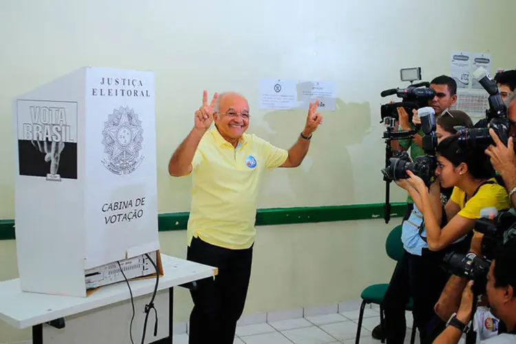 
	Jose Melo, candidato do PROS &agrave; reelei&ccedil;&atilde;o ao governo do Amazonas, vota pela manh&atilde; na escola &Acirc;ngelo Ramazzotti
 (PROS)