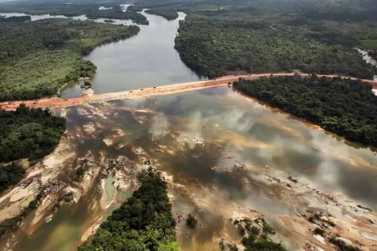 
	Vista a&eacute;rea do Rio Xungu em &aacute;rea de constru&ccedil;&atilde;o de Belo Monte (junho de 2012)
 (Getty Images)