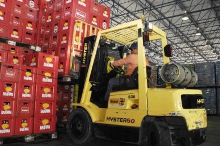 Um dos armazéns da AmBev espalhados pelo País: empresa anunciou que houve um forte avanço no volume de vendas. (.)